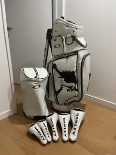 OAKLEY ゴルフバッグ・キャディバッグ ホワイト　ヘッドカバー付き