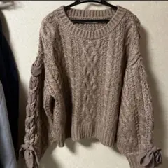 ケーブル編みベージュニット