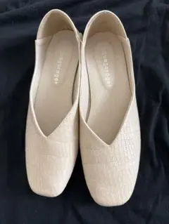 ベージュ Vカット フラットシューズ