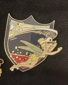ディズニークルーズ　ティンカーベル シールド型ピンバッジ
