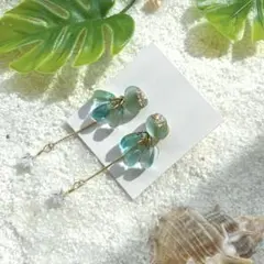 シーグラス 星型チャーム付きピアス