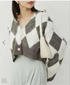 グレーとホワイトのダイヤモンドパターンカーディガン