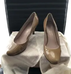 カルミネモード フォー23区 エナメルパンプス キャメルブラウン