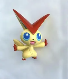 ビクティニ フィギュア　約５センチ　ポケモンフィギュア