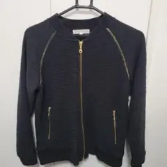 黒いジップアップブルゾン