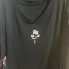 バラ刺繍 黒 Tシャツ 半袖