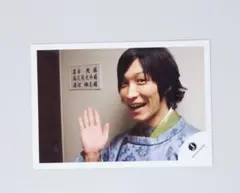 SnowMan 渡辺翔太 Jr 公式写真 片手広げ 笑顔 アップ