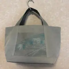 グレーの葉模様トートバッグ
