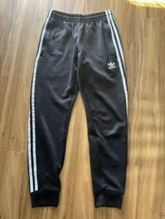 adidas 黒 ストライプ ジョガーパンツ