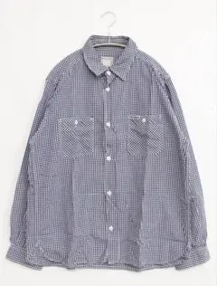 ネイビーとホワイトのチェックシャツ