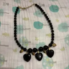 黒いビーズのハート型ネックレス