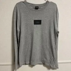 グレー 長袖シャツ 黒いラベル付きのサムネイル
