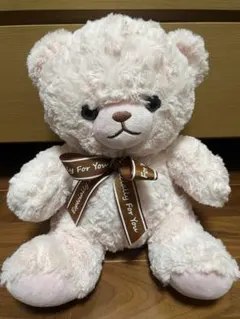 淡いピンクのクマ型ぬいぐるみ
