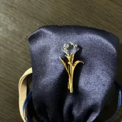 スワロフスキー花型ゴールドブローチ