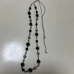 黒と銀のビーズネックレスのサムネイル