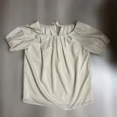 ストロベリーフィールズ　ベージュブラウスのサムネイル