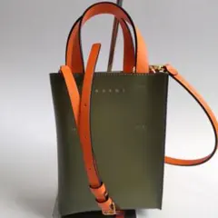 美品 マルニ ミュゼオ ナノ レザー バイカラー 2way ショルダーバッグのサムネイル
