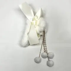 ホワイトファーヘアアクセサリー ポンポン付き