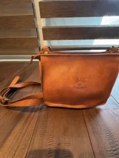 IL BISONTE イルビゾンテ オールレザーショルダーバッグダブルファスナー