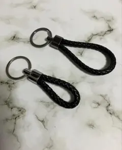 レザー調 編込みデザイン キーホルダー　ブラック
