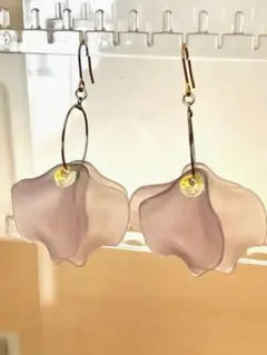 【美品】ソフィア　薄紫色 花びら型ピアス クリスタル風ビーズ付き