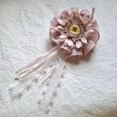薄いピンクの花モチーフブローチ