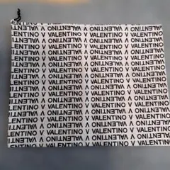 ✨️VALENTINO ロゴ ショッパーのサムネイル