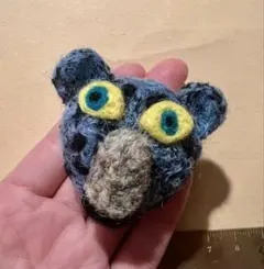ヒョウのブローチ　毛糸　羊毛フェルト