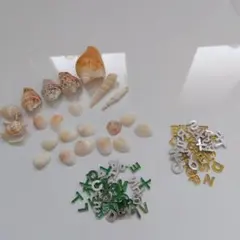 貝殻セット 22個　グリッターアルファベット（ゴールドグリーン）ハンドメイド資材