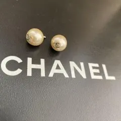 37 CHANEL パールピアス ロゴ付き
