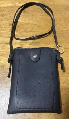 スマホショルダーバッグ　合成皮革　ブラック