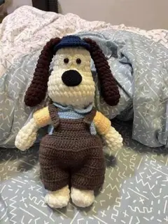 犬のアミグルミ（オーバーオール付き）