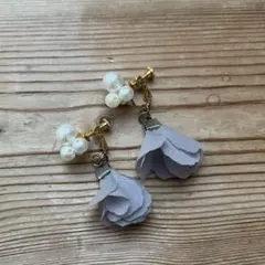 イヤリング 花びら 灰色