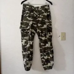 Bershka 迷彩柄 カーゴパンツ ジョガーパンツのサムネイル