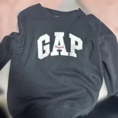 GAP ブラック ロゴ入り トレーナー
