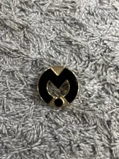 黒と金の円形アクセサリーのサムネイル