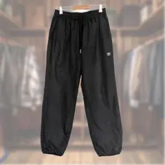 UMBRO ナイロンパンツ シャカシャカ 中綿入り 刺繍ロゴ ホワイト ドロスト