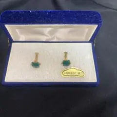 緑色の石付き金属製スタッドピアス