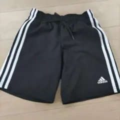 adidas 黒 ハーフパンツ 3本ライン　140