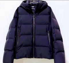 UNIQLOの定番人気モデル、シームレスダウンジャケット(ネイビーブラック)