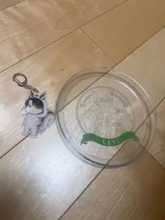 進撃の巨人　リヴァイ　お皿　アクリルキーホルダー