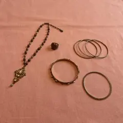 ネックレス、指輪、バングル5個の3点セット