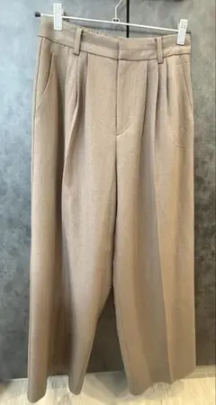 ベージュ ワイドパンツ