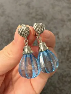 青いクリスタルのドロップイヤリング