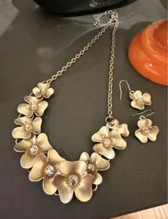 フラワーネックレス　ピアス