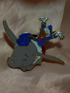 ディズニー ダンボ ドナルド ピンバッジ　難ありのサムネイル