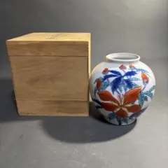 柿右衛門様式 鷹峰作 錦 草花文花瓶 共箱 柿右衛門様式 鷹峰作 錦 草花文花瓶 共箱 - メルカリ