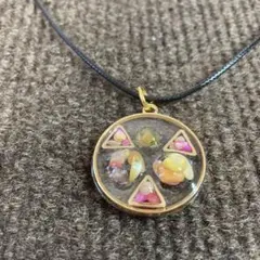 自然石を使った 円形ペンダント トップ多様な装飾