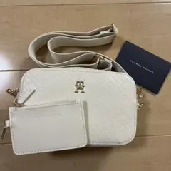 極美品 トミーヒルフィガー モノグラムロゴカメラバッグ ショルダーバッグホワイト