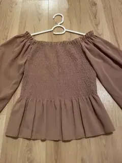 オフショルダー ブラウス ブラウン